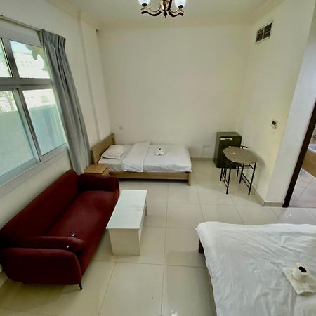 Cozy Rooms And Small Partitions For Men Guests In ดูไบ ภายนอก รูปภาพ