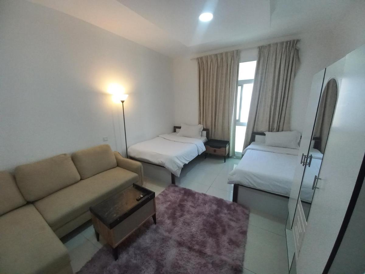 Cozy Rooms And Small Partitions For Men Guests In ดูไบ ภายนอก รูปภาพ