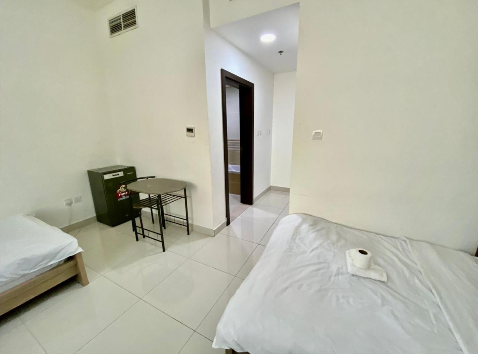 Cozy Rooms And Small Partitions For Men Guests In ดูไบ ภายนอก รูปภาพ
